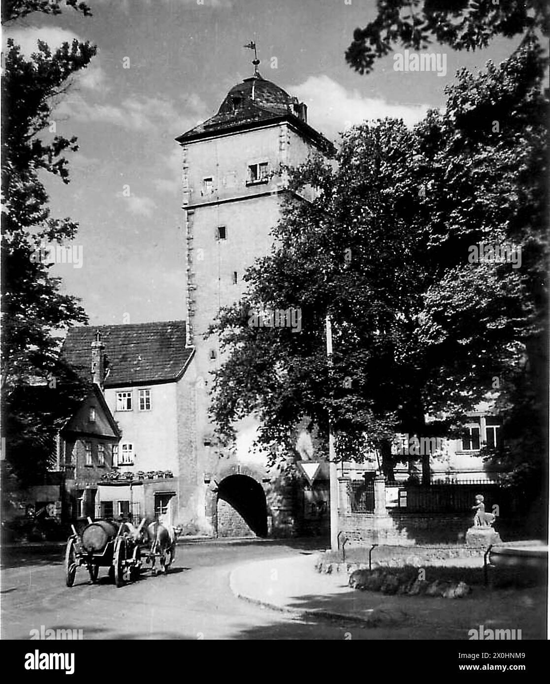 Carro davanti al cancello superiore [traduzione automatica] Foto Stock