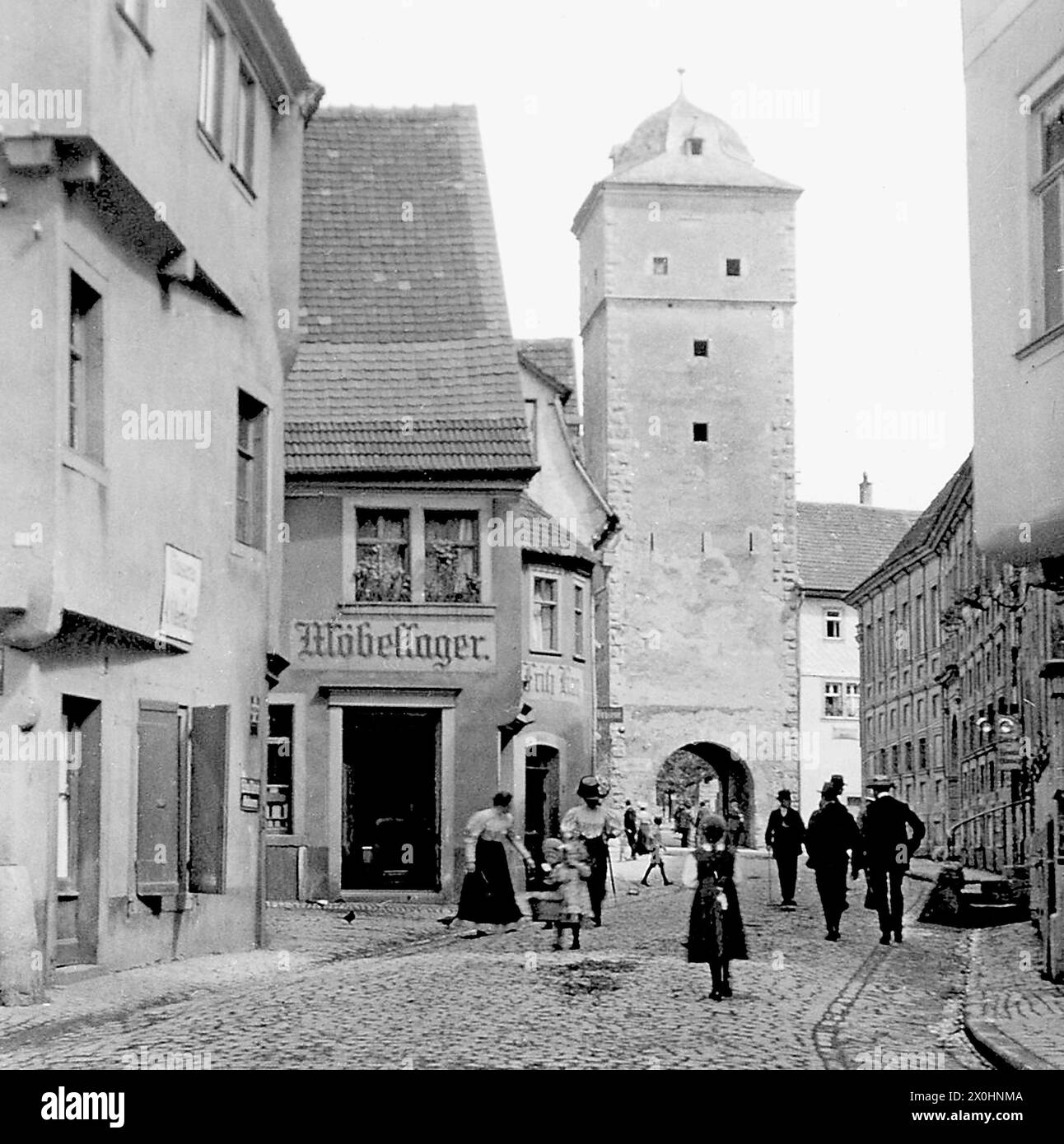 Cancello superiore - persone fuori per una passeggiata [traduzione automatizzata] Foto Stock