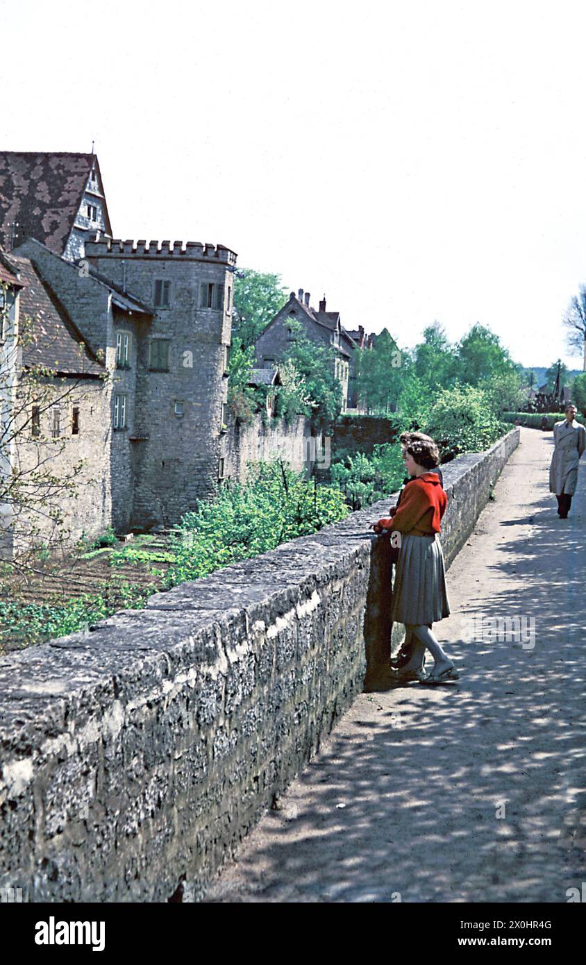 Ragazze alle mura della città, poi ancora giardini nel fossato [traduzione automatizzata] Foto Stock