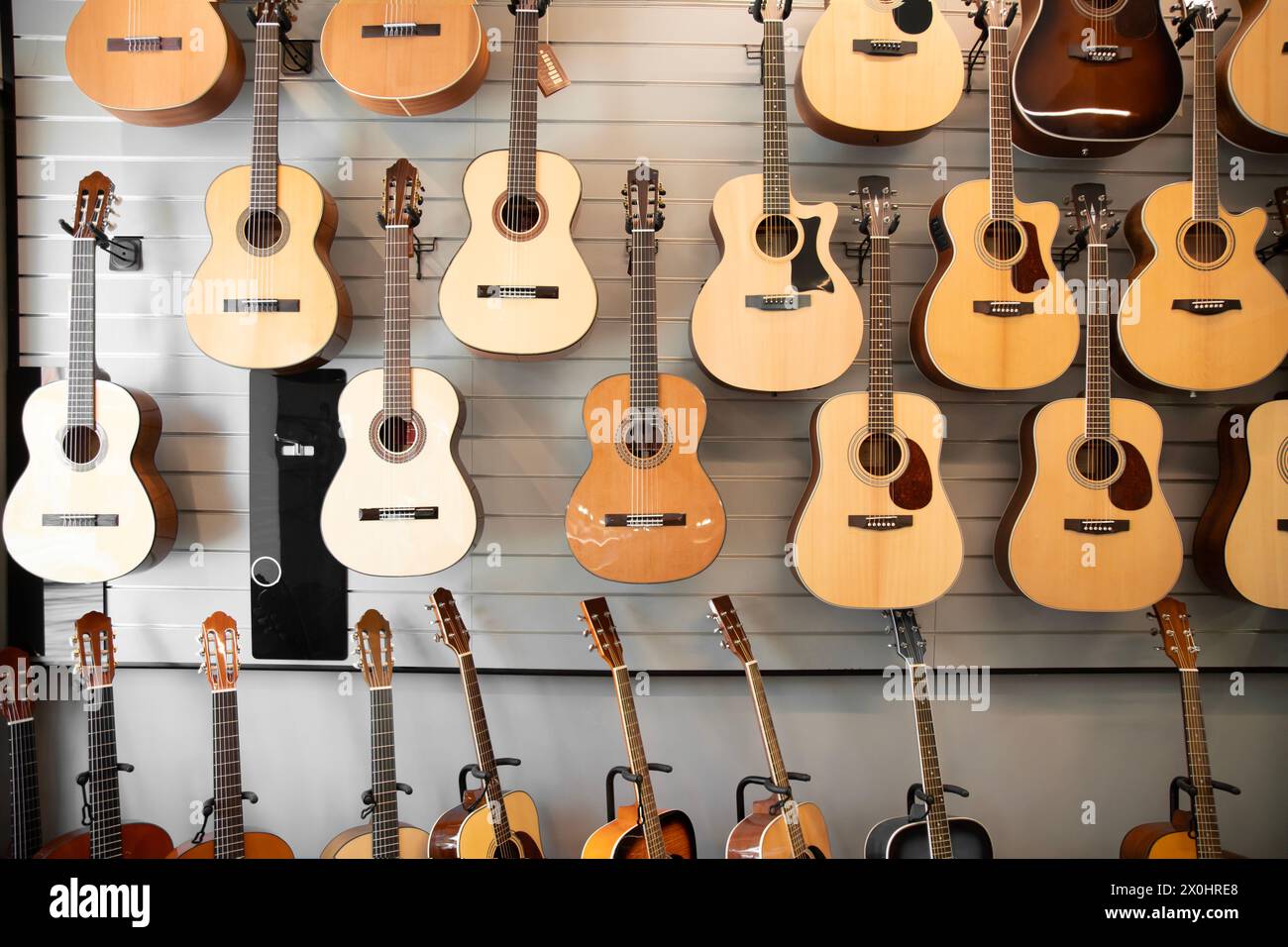 strumenti classici per chitarra in mostra in un negozio di musica. Foto Stock