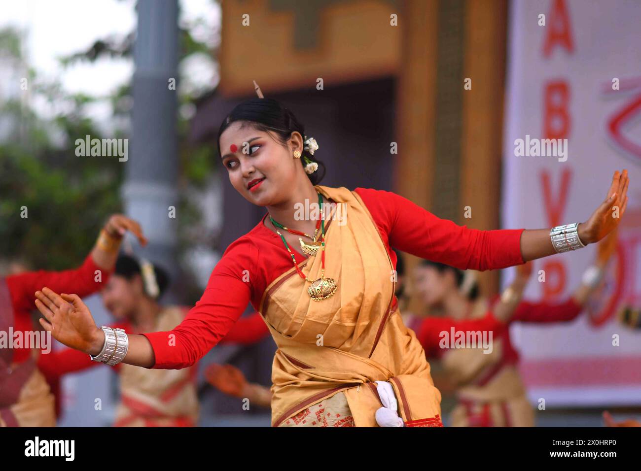 Nagaon, India. 12 aprile 2024. I giovani indiani stanno eseguendo la Bihu Dance per celebrare il Rongali Bihu festival (Capodanno assamese) nel distretto di Nagaon, Assam, India, il 12 aprile 2024. Rongali Bihu viene celebrato nel primo mese del calendario assamese, segnando l'avvento del nuovo anno assamese. (Foto di Anuwar Hazarika/NurPhoto) crediti: NurPhoto SRL/Alamy Live News Foto Stock