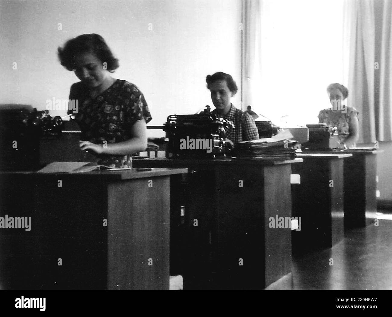 Segretari della macchina da scrivere [traduzione automatizzata] Foto Stock