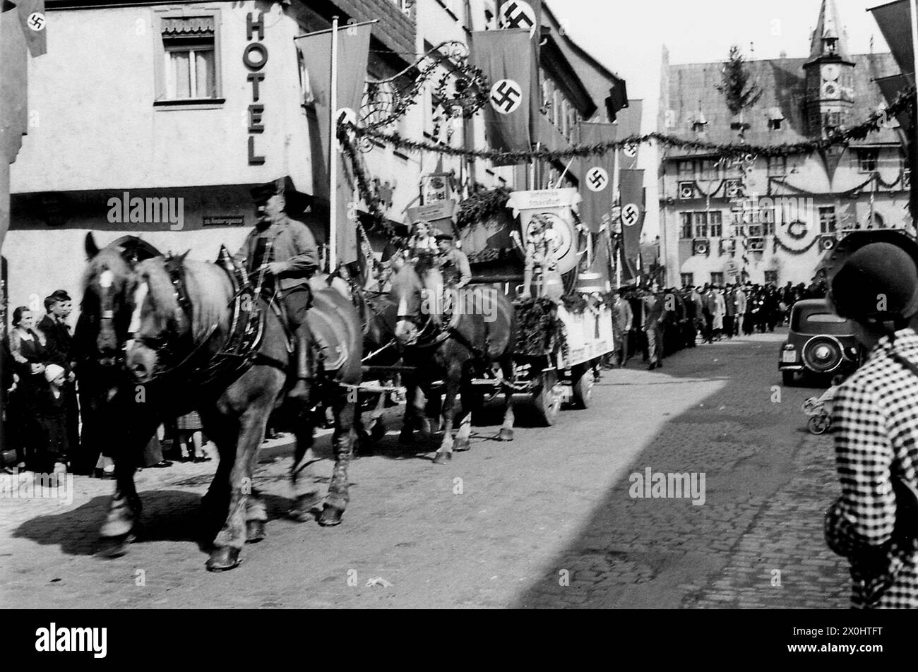 Parata dei socialisti nazionali con carrozze e bandiere di Swastika davanti al municipio di Ochsenfurt. [traduzione automatica] Foto Stock