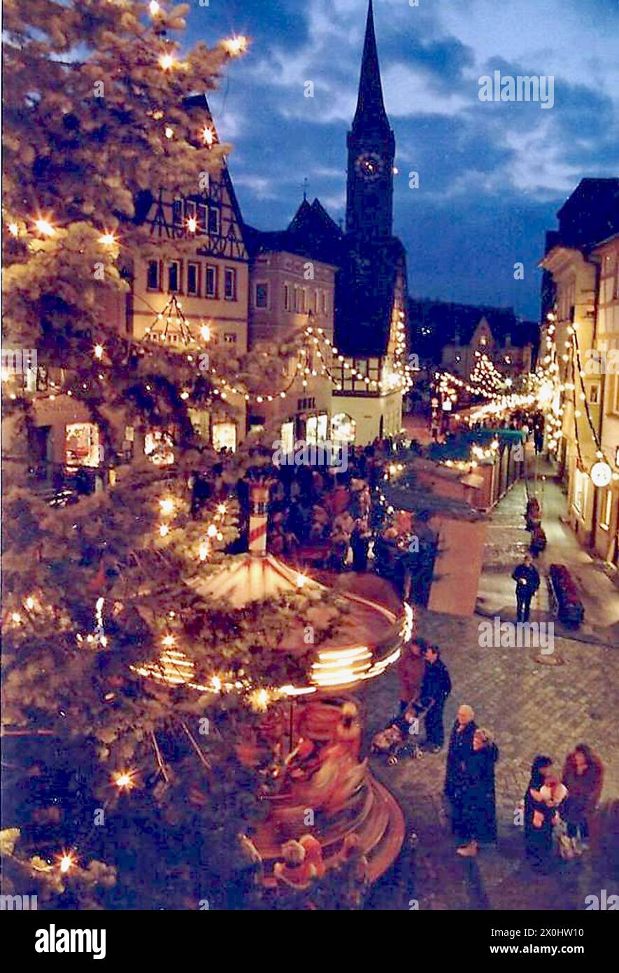 Persone in un mercato di Natale a Ochsenfurt. [traduzione automatica] Foto Stock