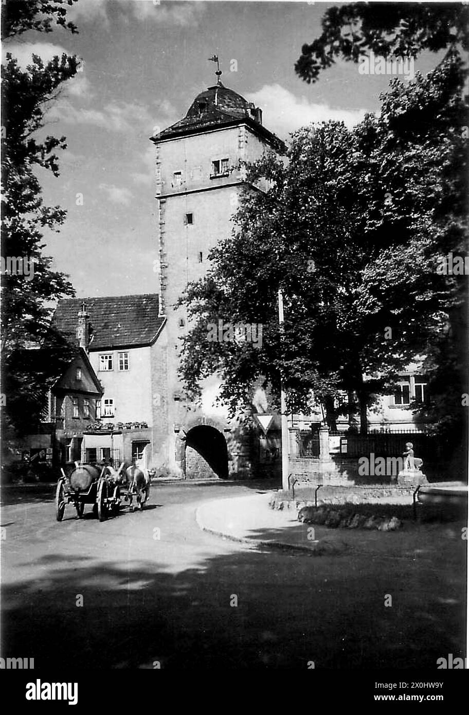 Carrello davanti al cancello superiore [traduzione automatica] Foto Stock