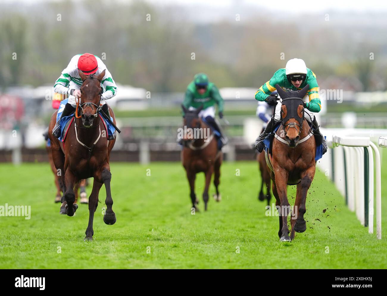 Mystical Power guidato da Mark Walsh (a destra) sulla strada per vincere l'ostacolo dei migliori novizi di TrustATrader il secondo giorno del Randox Grand National Festival 2024 all'ippodromo Aintree di Liverpool. Data foto: Venerdì 12 aprile 2024. Foto Stock