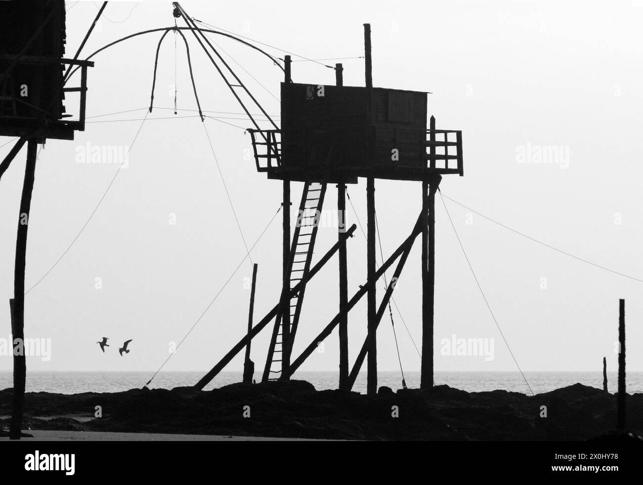 Capanne di pesca sulla costa atlantica francese vicino alla foce della Loira, presso la Plage de Tharon [traduzione automatica] Foto Stock