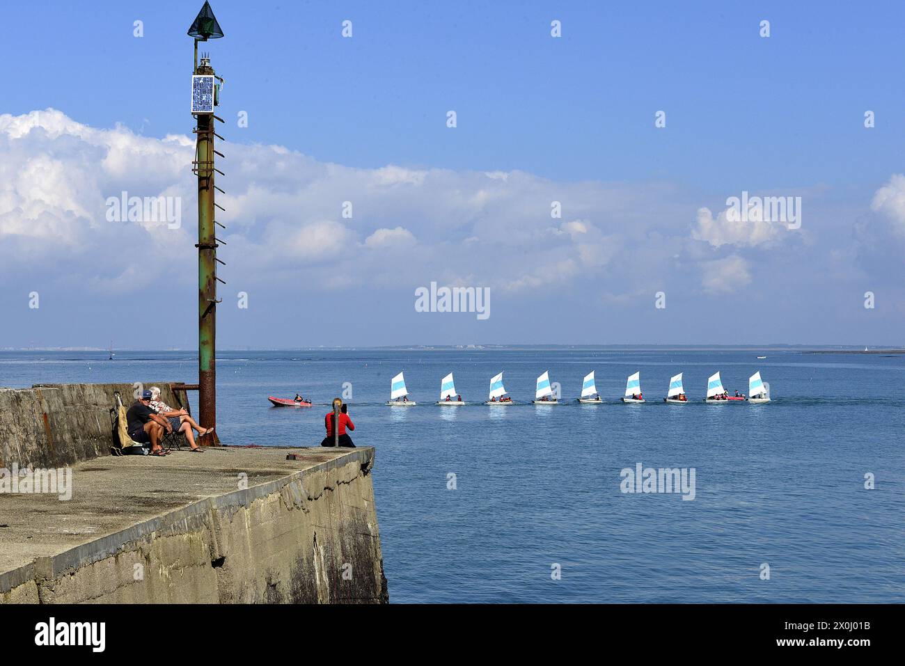 "Diverse ''Optis'' vengono portate alla Pointe Saint Gildas, all'imbocco meridionale della Loira, per l'addestramento alla vela [traduzione automatizzata]" Foto Stock