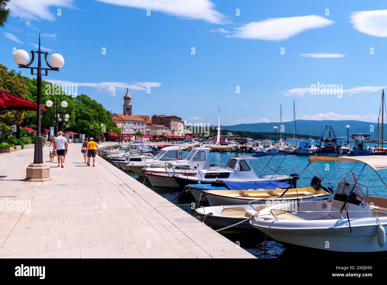 Barche nel porto con acque turchesi cristalline sull'isola di Krk, Croazia Foto Stock