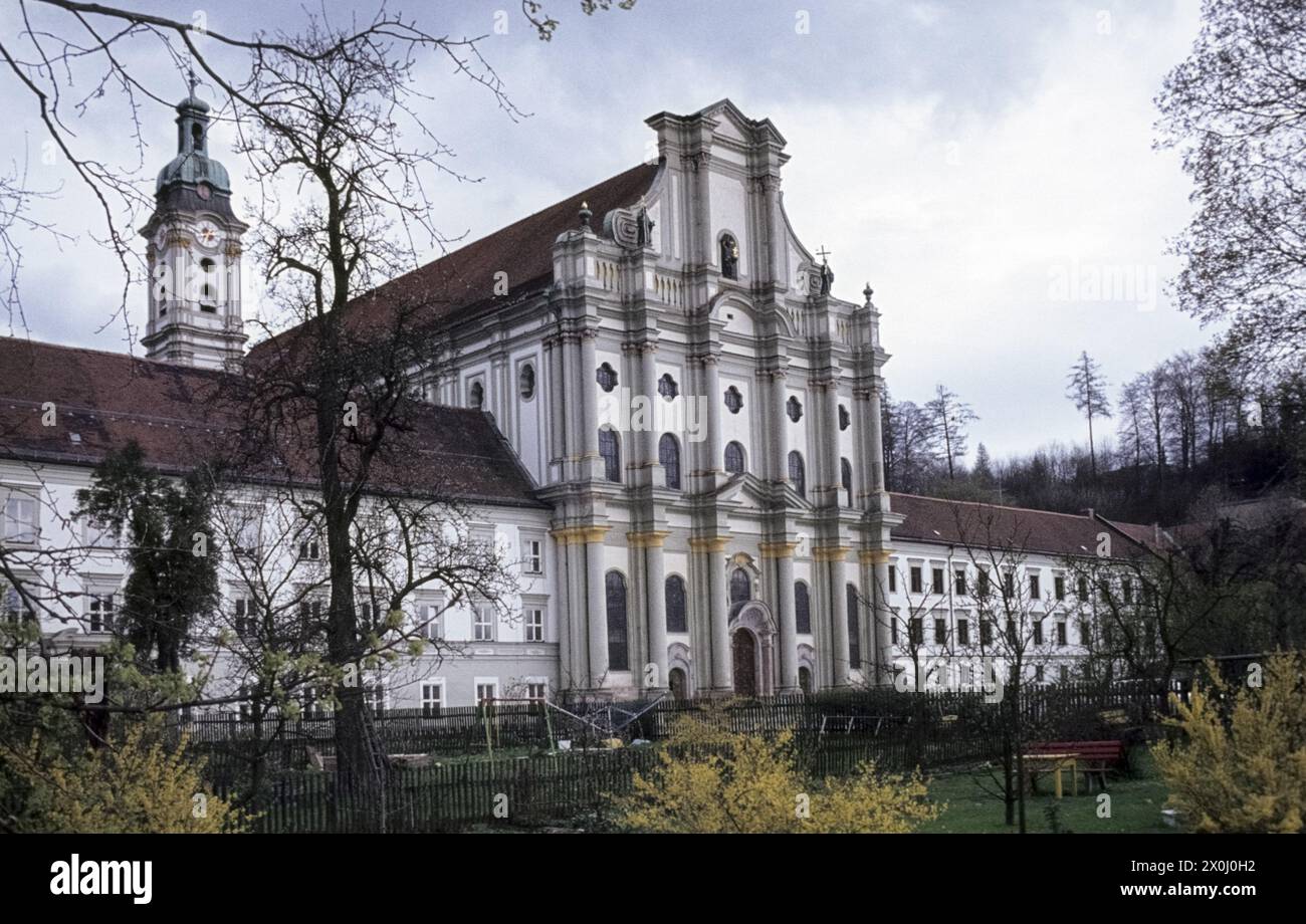 Vista della faÃ§ade della chiesa barocca del monastero [traduzione automatica] Foto Stock