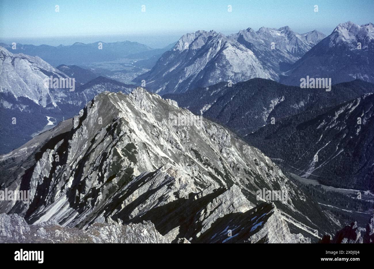 Vista panoramica dal Reither Spitze. Vista del Seefelder Spitze e della cresta occidentale di Karwendel. [traduzione automatizzata] Foto Stock