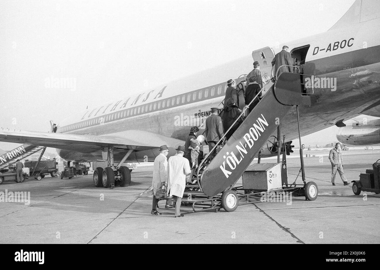 Passeggeri a bordo del Boeing 707 D-ABOC Berlin Lufthansa [traduzione automatizzata] Foto Stock