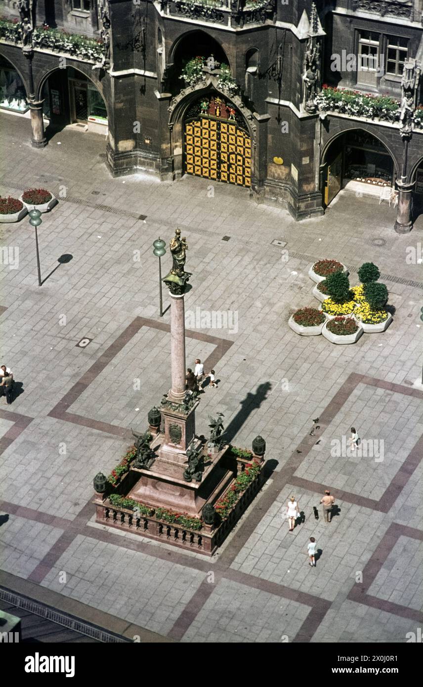 Vista dalla torre della chiesa di St Peter va a Marienplatz e alla colonna Mariana. [traduzione automatizzata] Foto Stock