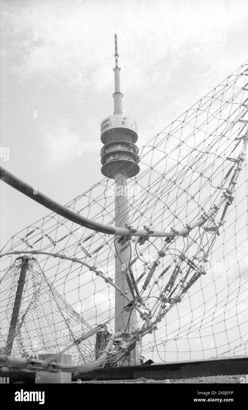 Torre olimpica con albero e rete parzialmente rialzata. [traduzione automatica] Foto Stock