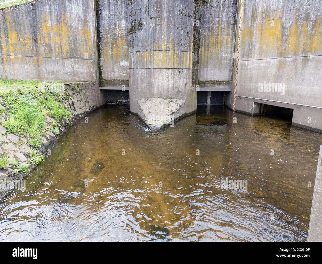 Bacino d'acqua con fiume e sistema di drenaggio Foto Stock