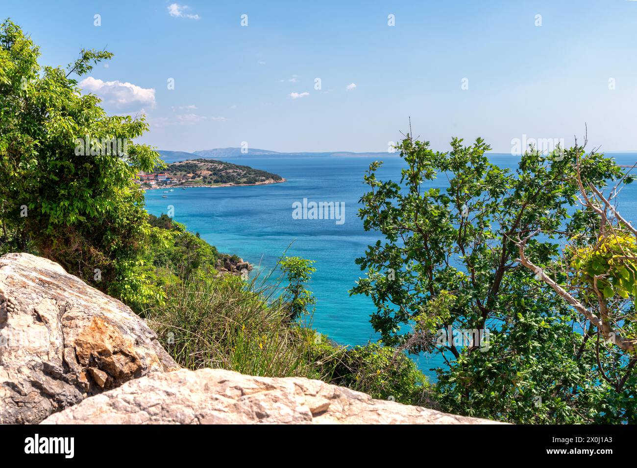 Stara Baska: Una piccola località di villeggiatura sull'isola di Krk con spiagge da sogno, Croazia Foto Stock