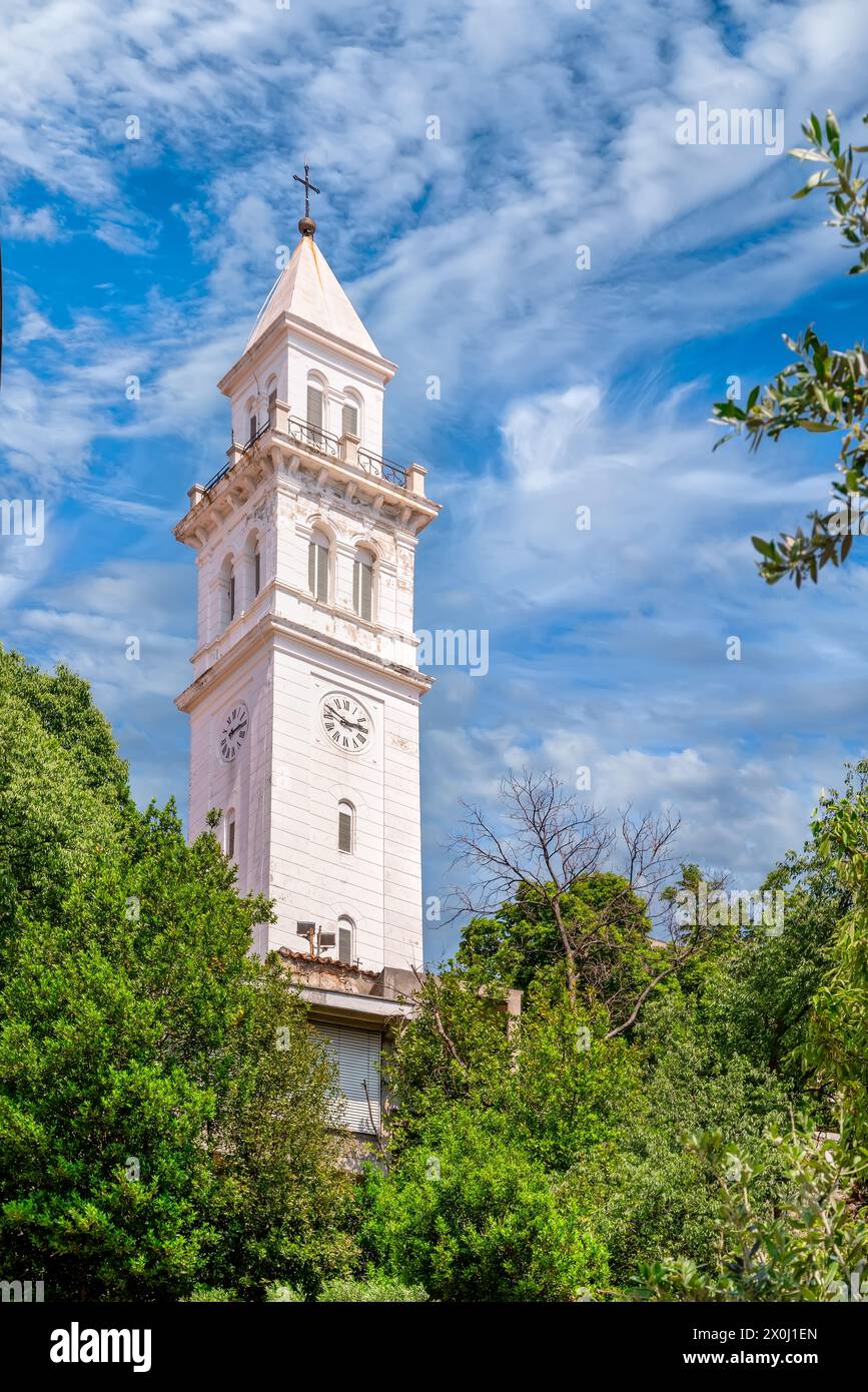 Vista della torre della chiesa a Novi Vinodolski sulla costa croata del quarnero. Foto Stock