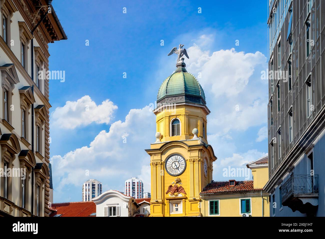 Vista della torre dell'orologio a due teste a Rieka, Croazia Foto Stock