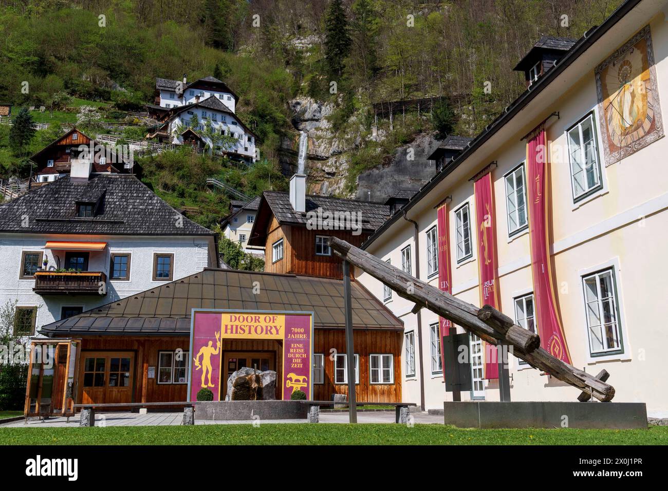 Hallstatt, alta Austria, Austria. 12 aprile 2024. Famosa città austriaca di Hallstatt in primavera. Hallstatt è un villaggio sulla riva occidentale del lago Hallstatt, nella regione montuosa del Salzkammergut in Austria. Le sue case e i vicoli alpini del XVI secolo ospitano caffetterie e negozi. La città è particolarmente popolare tra i turisti cinesi; così popolare infatti, che la Cina costruì una replica della città, che aprì nel 2012. (Immagine di credito: © Andreas Stroh/ZUMA Press Wire/Alamy Live News) SOLO PER USO EDITORIALE! Non per USO commerciale! Foto Stock