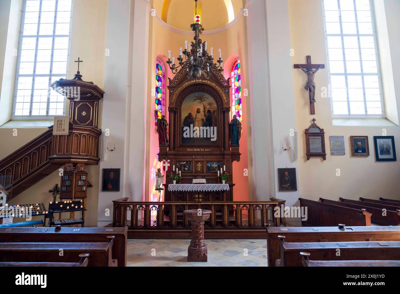 Hallstatt, alta Austria, Austria. 12 aprile 2024. All'interno della chiesa ''žEvangelische Pfarrkirche' nella famosa città austriaca di Hallstatt. Hallstatt è un villaggio sulla riva occidentale del lago Hallstatt, nella regione montuosa del Salzkammergut in Austria. Le sue case e i vicoli alpini del XVI secolo ospitano caffetterie e negozi. La città è particolarmente popolare tra i turisti cinesi; così popolare infatti, che la Cina costruì una replica della città, che aprì nel 2012. (Immagine di credito: © Andreas Stroh/ZUMA Press Wire/Alamy Live News) SOLO PER USO EDITORIALE! Non per USO commerciale! Foto Stock