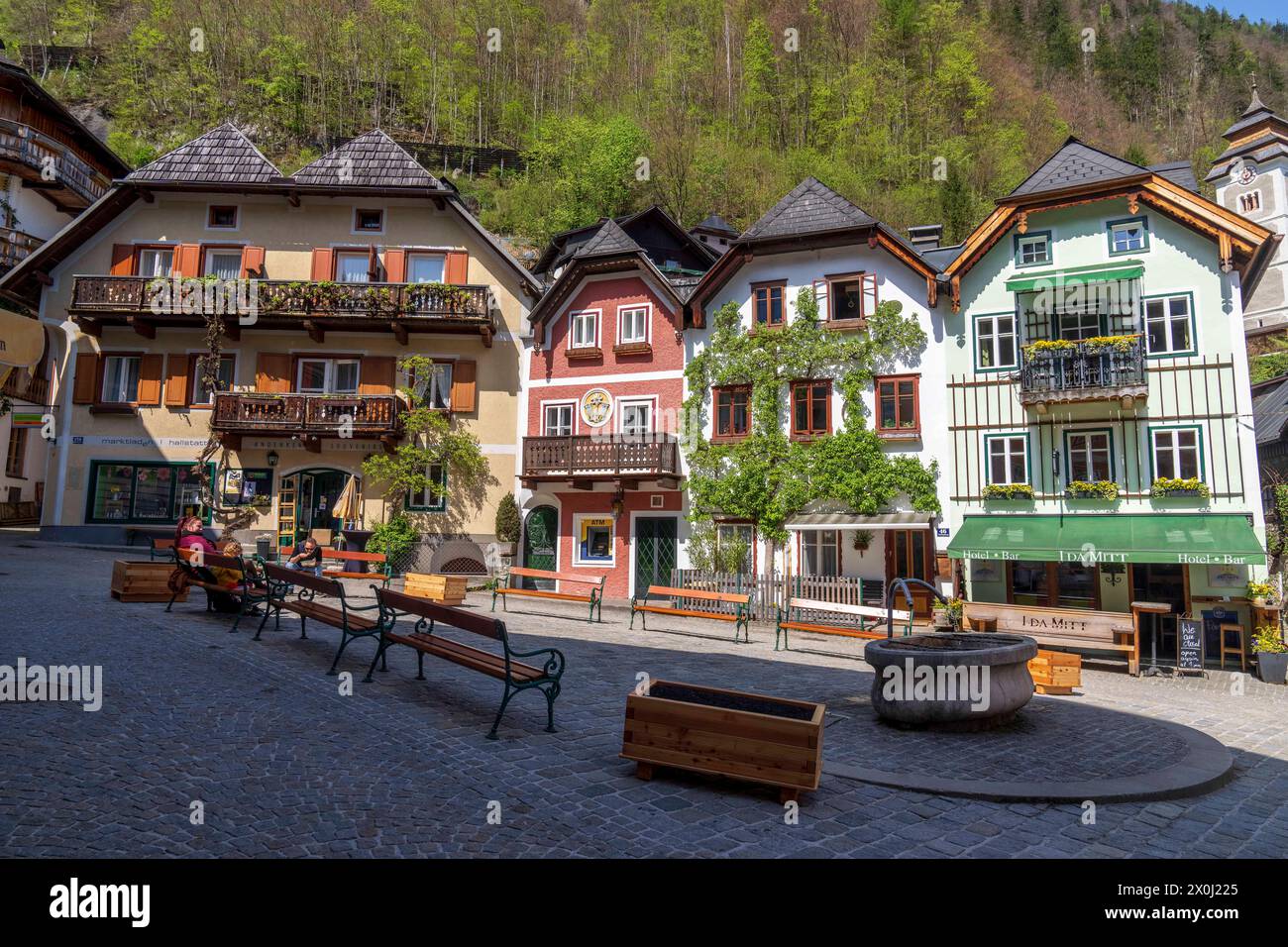 Hallstatt, alta Austria, Austria. 12 aprile 2024. Piazza del mercato nella famosa città austriaca di Hallstatt durante la primavera. Hallstatt è un villaggio sulla riva occidentale del lago Hallstatt, nella regione montuosa del Salzkammergut in Austria. Le sue case e i vicoli alpini del XVI secolo ospitano caffetterie e negozi. La città è particolarmente popolare tra i turisti cinesi; così popolare infatti, che la Cina costruì una replica della città, che aprì nel 2012. (Immagine di credito: © Andreas Stroh/ZUMA Press Wire/Alamy Live News) SOLO PER USO EDITORIALE! Non per USO commerciale! Foto Stock