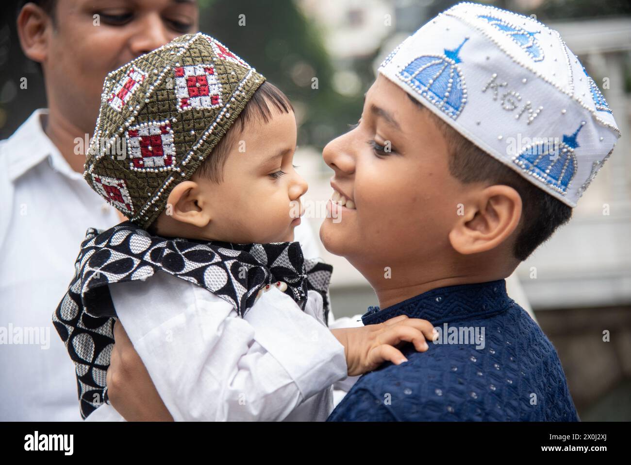 Kolkata, India. 12 aprile 2024. EID ul-Fitr segna la fine del periodo Ramadan, che è il nono mese secondo il calendario islamico. Dopo il digiuno per un mese, i musulmani finalmente rompono il loro digiuno nel giorno di buon auspicio di Eid UL-Fitr. Le persone della comunità musulmana sono in buone vibrazioni positive per godersi la gioia e la felicità del festival Eid dopo Namaz a Kolkata in un'arena della moschea centenaria. (Foto di Amlan Biswas/Pacific Press) credito: Pacific Press Media Production Corp./Alamy Live News Foto Stock