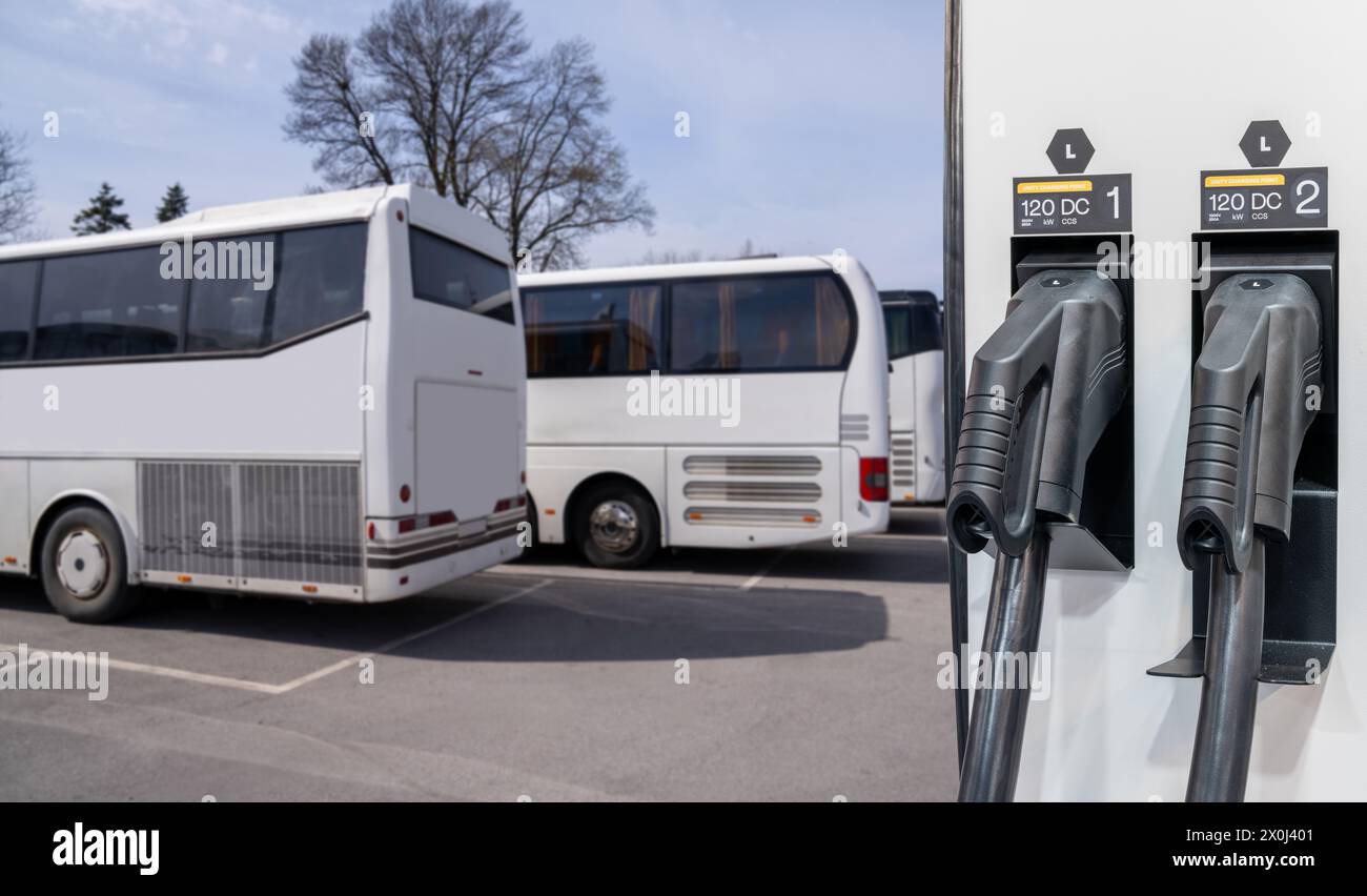 Autobus elettrici con stazione di ricarica. Foto Stock