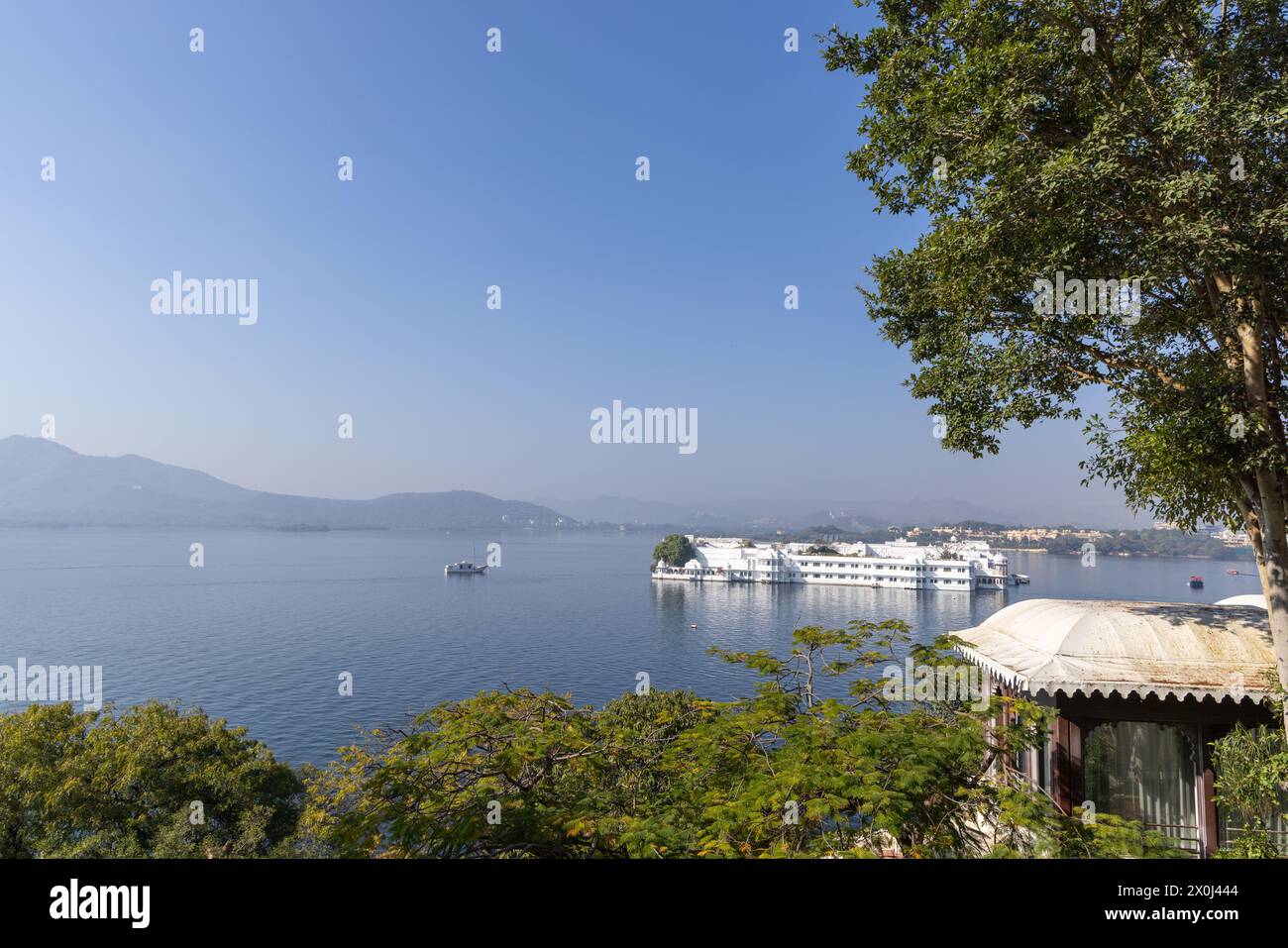 Udaipur Lake Palace Hotel - visto dal City Palace Foto Stock