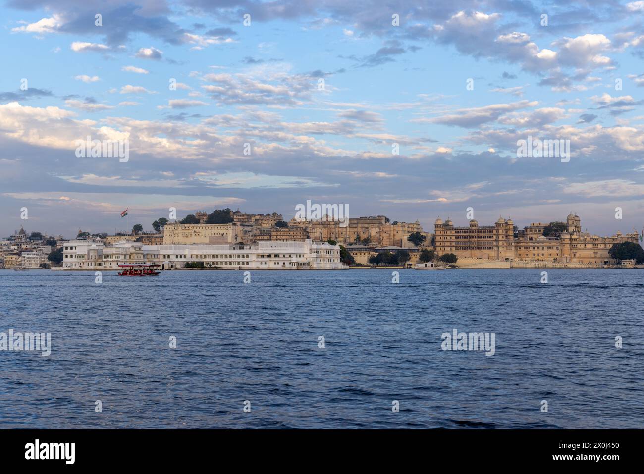 Udaipur Lake Palace Hotel - fotografato mentre si va in barca sul lago Pichola durante l'orario del tramonto Foto Stock