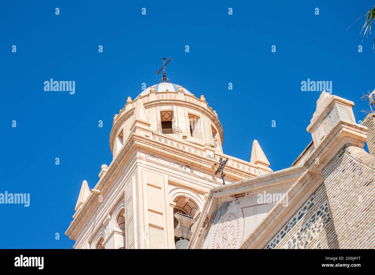 ALMUNECAR, SPAGNA - 12 OTTOBRE 2023: La Chiesa dell'Incarnazione ad Almunecar, Spagna, il 12 ottobre 2022 Foto Stock