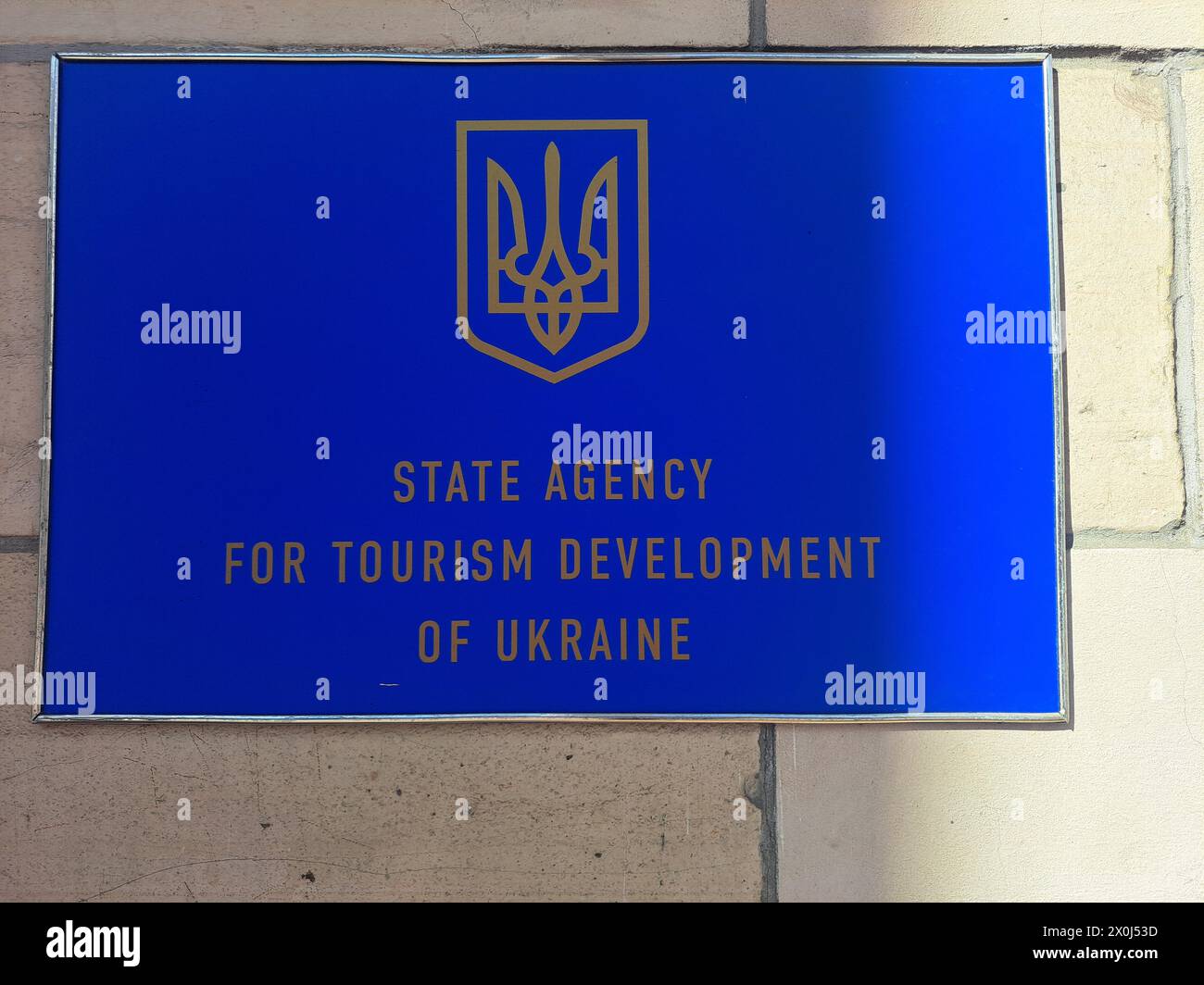 12 aprile 2024, Ucraina, Kiew: Il segno della porta dell'Agenzia statale Ucraina per lo sviluppo del turismo. Foto: Andreas Stein/dpa Foto Stock