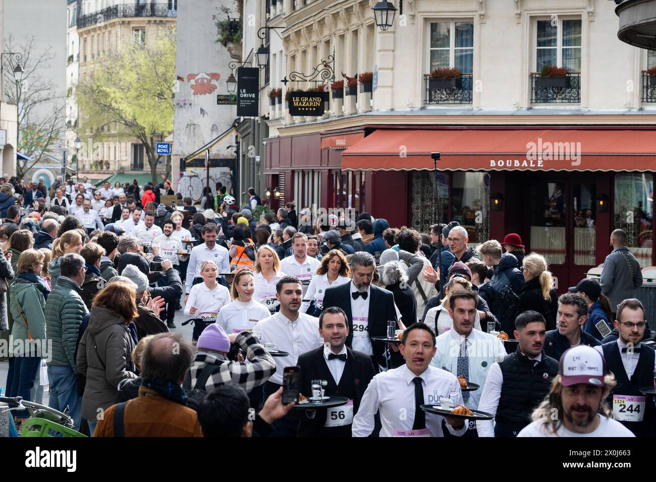 I concorrenti di la Course des cafés corrono per le strade di Parigi Foto Stock