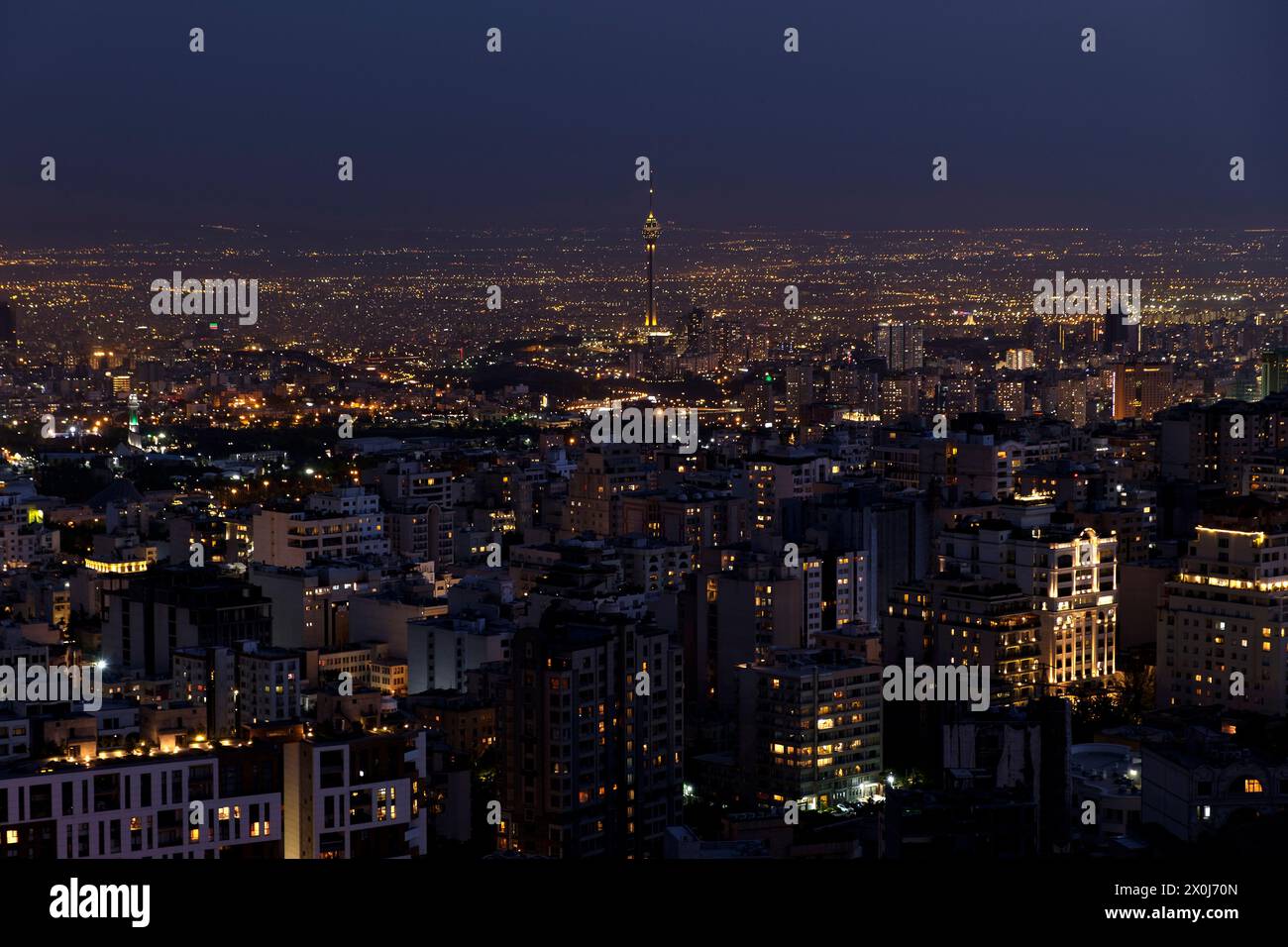 Vista notturna della città di Teheran con luci della città, Torre Milad ed edifici. Foto Stock