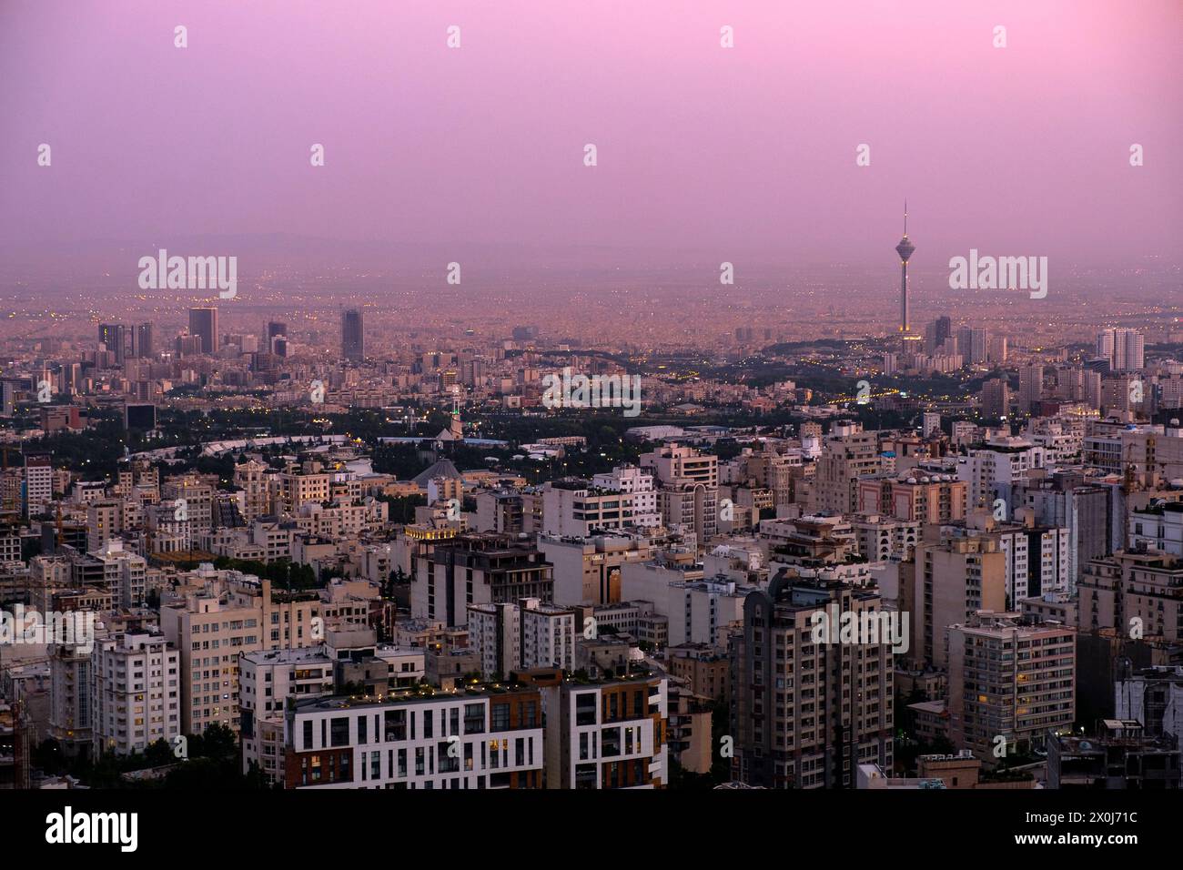 Vista della città di Teheran e della famosa Torre Milad al crepuscolo. Foto Stock