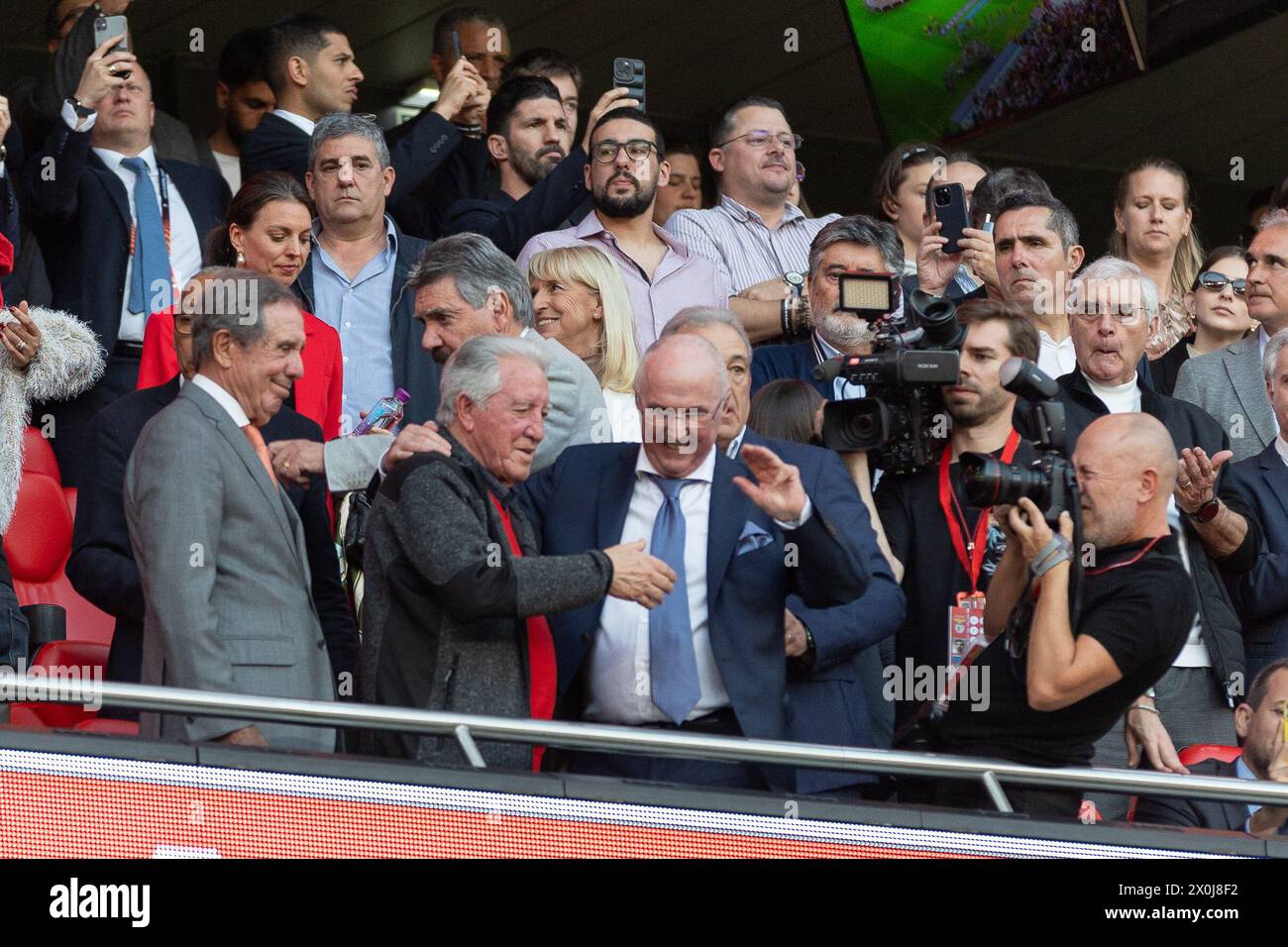11 aprile 2024. Lisbona, Portogallo. Sven-Goran Eriksson riceve un omaggio dai tifosi della SL Benfica durante la partita dei quarti di finale per i playoff di UEFA Europa League, SL Benfica vs Olympique de Marseille crediti: Alexandre de Sousa/Alamy Live News Foto Stock