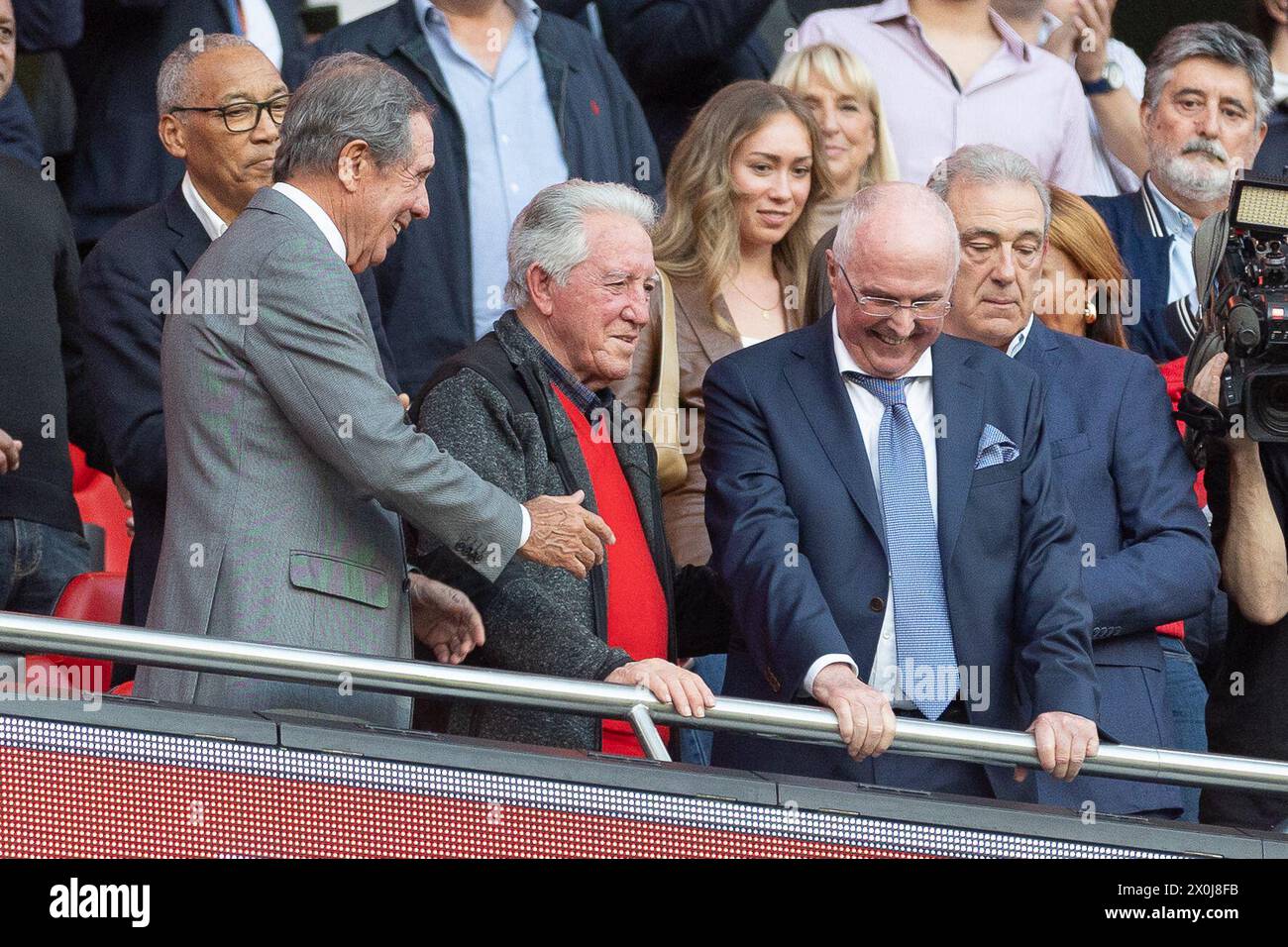 11 aprile 2024. Lisbona, Portogallo. Sven-Goran Eriksson riceve un omaggio dai tifosi della SL Benfica durante la partita dei quarti di finale per i playoff di UEFA Europa League, SL Benfica vs Olympique de Marseille crediti: Alexandre de Sousa/Alamy Live News Foto Stock