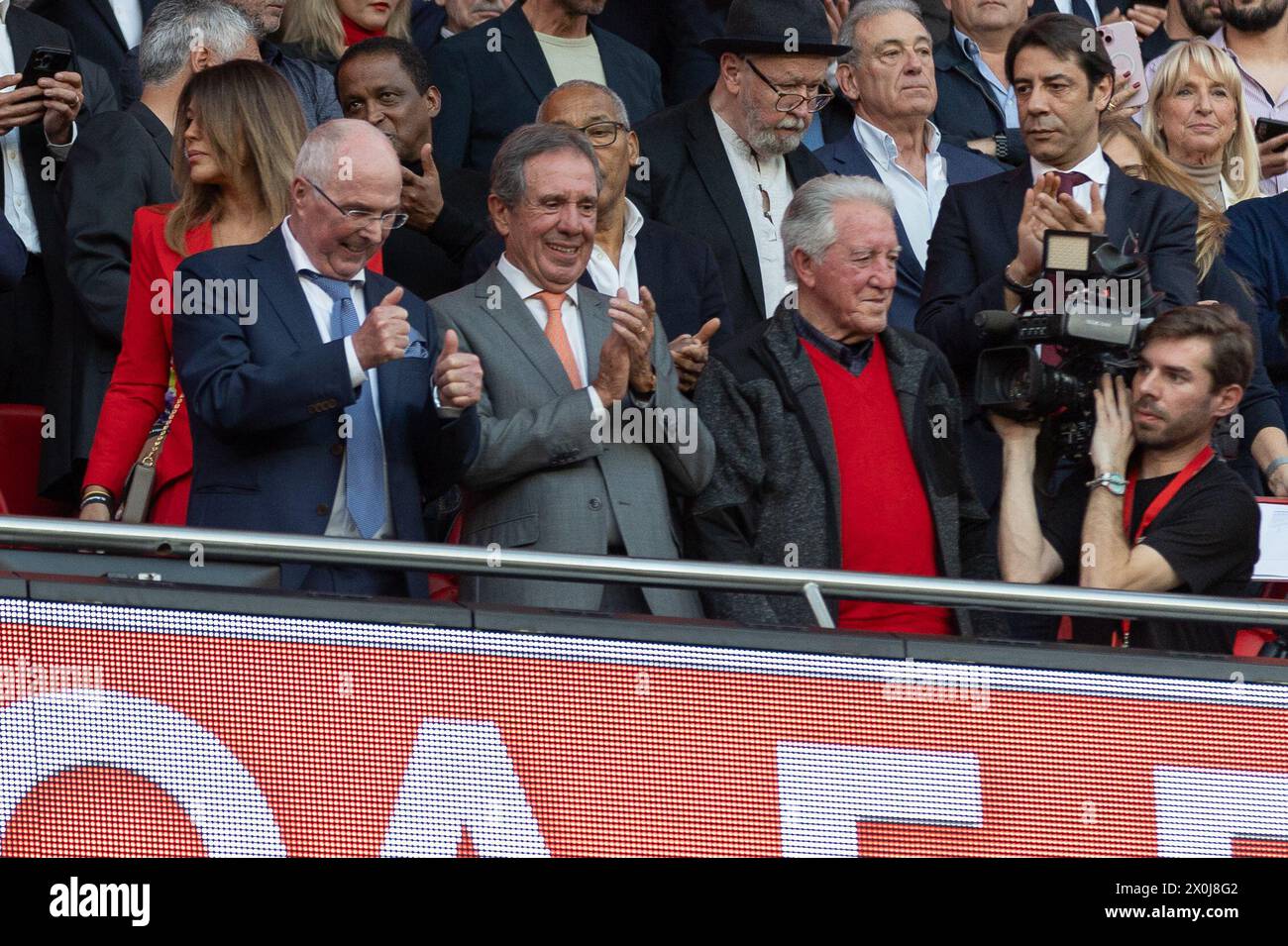 11 aprile 2024. Lisbona, Portogallo. Sven-Goran Eriksson riceve un omaggio dai tifosi della SL Benfica durante la partita dei quarti di finale per i playoff di UEFA Europa League, SL Benfica vs Olympique de Marseille crediti: Alexandre de Sousa/Alamy Live News Foto Stock