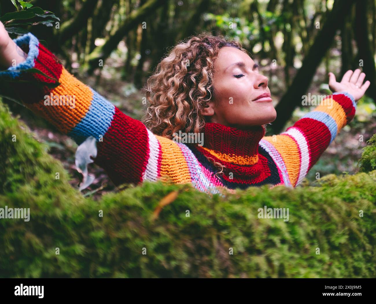 Profilo di una donna rilassata che respira aria fresca in una foresta verde. Ambiente e stile di vita sano donne in attività di svago all'aperto aprendo le braccia e abbracciando la natura con amore. Viaggi nella foresta Foto Stock