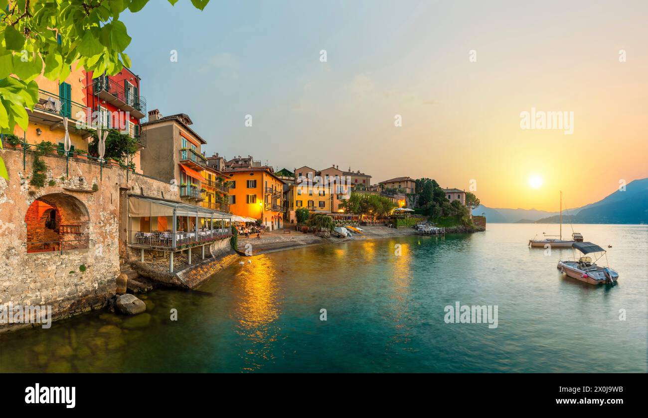Varenna, vista panoramica del tramonto sul lago di Como, Italia Foto Stock
