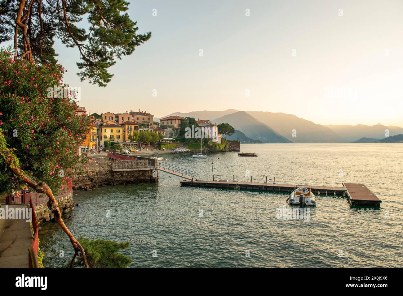 Varenna, vista panoramica del tramonto sul lago di Como, Italia Foto Stock