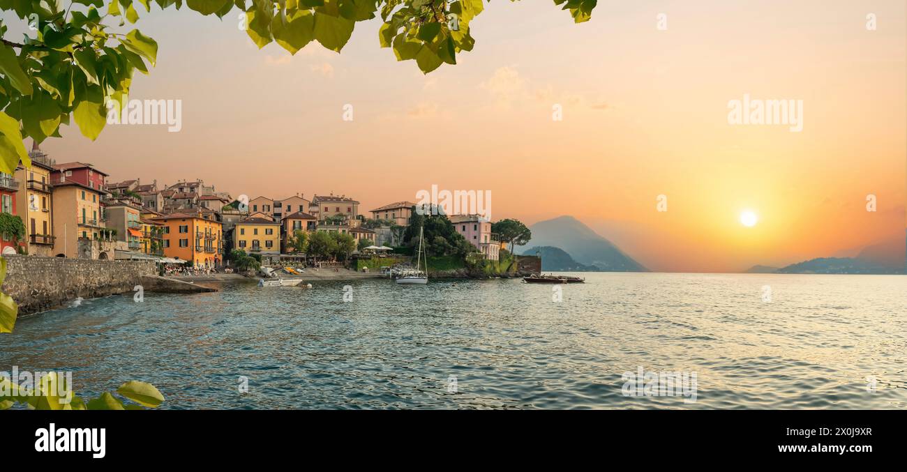 Varenna, vista panoramica del tramonto sul lago di Como, Italia Foto Stock