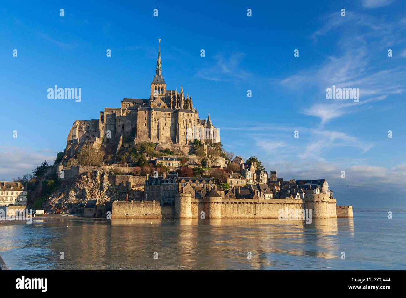 Mont Saint Michel, con l'alta marea in primavera Foto Stock