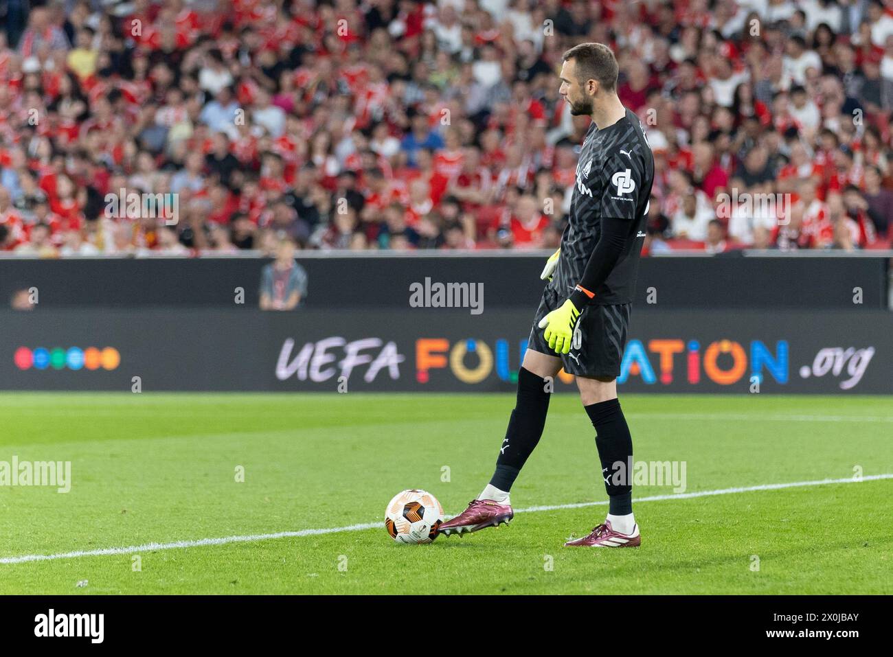 11 aprile 2024. Lisbona, Portogallo. Portiere di Marsiglia dalla Spagna Pau Lopez (16) in azione durante la partita dei quarti di finale di UEFA Europa League, SL Benfica vs Olympique de Marseille crediti: Alexandre de Sousa/Alamy Live News Foto Stock