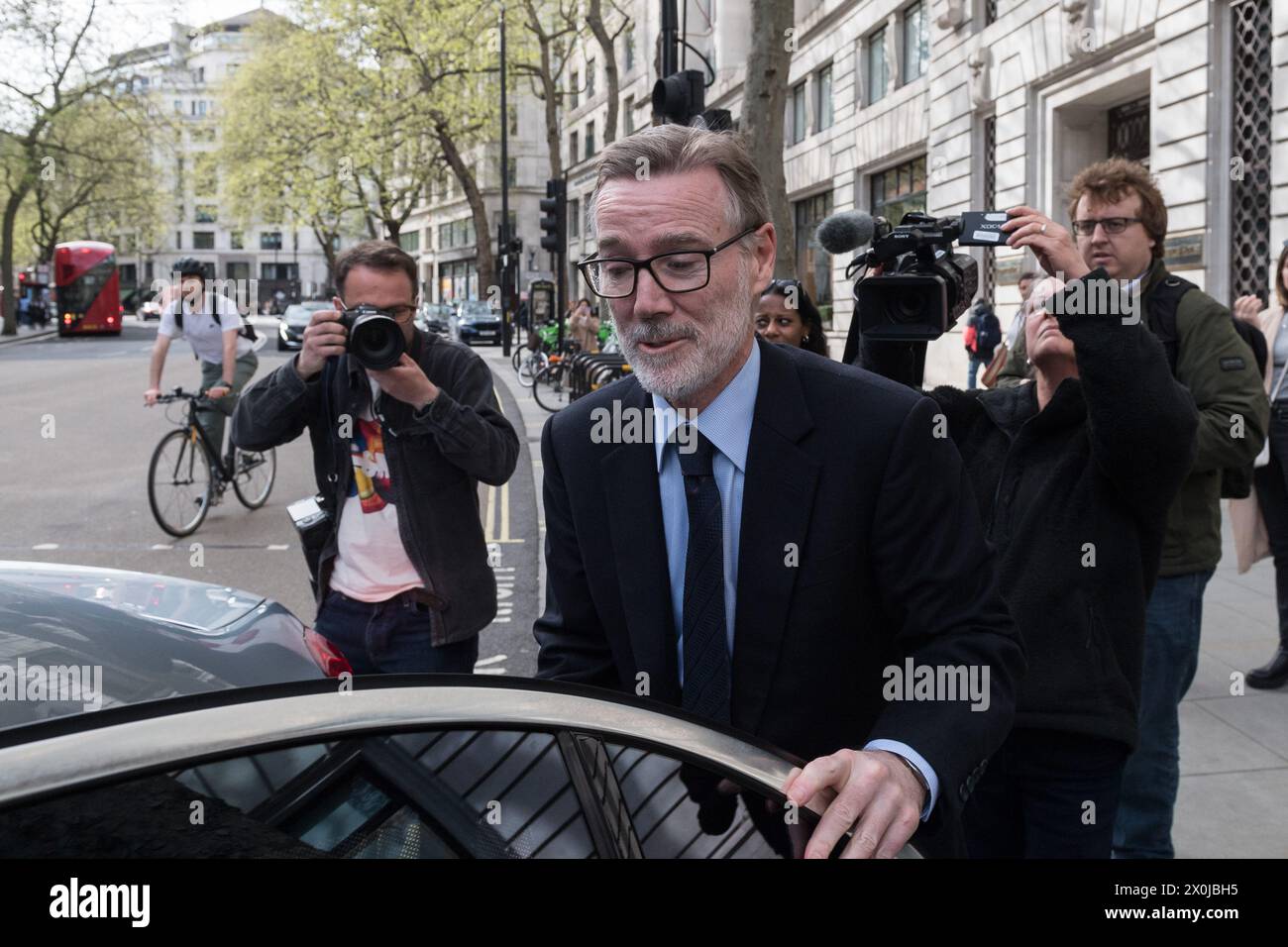 Londra, Regno Unito. 12 aprile 2024. Adam Crozier, ex amministratore delegato di Royal mail Group Ltd ed ex direttore di Royal mail Holdings lascia Aldwych House dopo aver fornito prove all'indagine pubblica dell'ufficio postale. L’inchiesta, guidata da Sir Wyn, ha il compito di stabilire un chiaro resoconto dell’attuazione e delle carenze del sistema INFORMATICO Horizon presso l’ufficio postale, che portano alla sospensione, alla risoluzione dei contratti dei sottorapistori, alle azioni penali e alle condanne. Crediti: Wiktor Szymanowicz/Alamy Live News Foto Stock