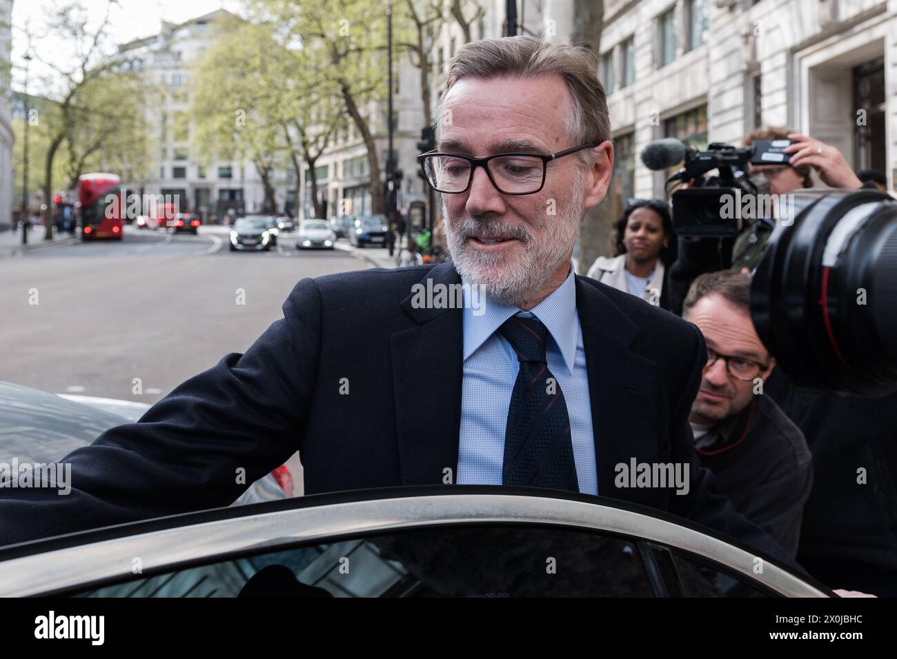 Londra, Regno Unito. 12 aprile 2024. Adam Crozier, ex amministratore delegato di Royal mail Group Ltd ed ex direttore di Royal mail Holdings lascia Aldwych House dopo aver fornito prove all'indagine pubblica dell'ufficio postale. L’inchiesta, guidata da Sir Wyn, ha il compito di stabilire un chiaro resoconto dell’attuazione e delle carenze del sistema INFORMATICO Horizon presso l’ufficio postale, che portano alla sospensione, alla risoluzione dei contratti dei sottorapistori, alle azioni penali e alle condanne. Crediti: Wiktor Szymanowicz/Alamy Live News Foto Stock