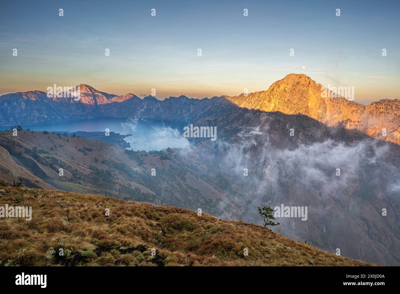 Fai trekking fino al vulcano Gunung Rinjani, alto 3726 metri, nel Parco Nazionale del Monte Rinjani, Lombok, Indonesia Foto Stock