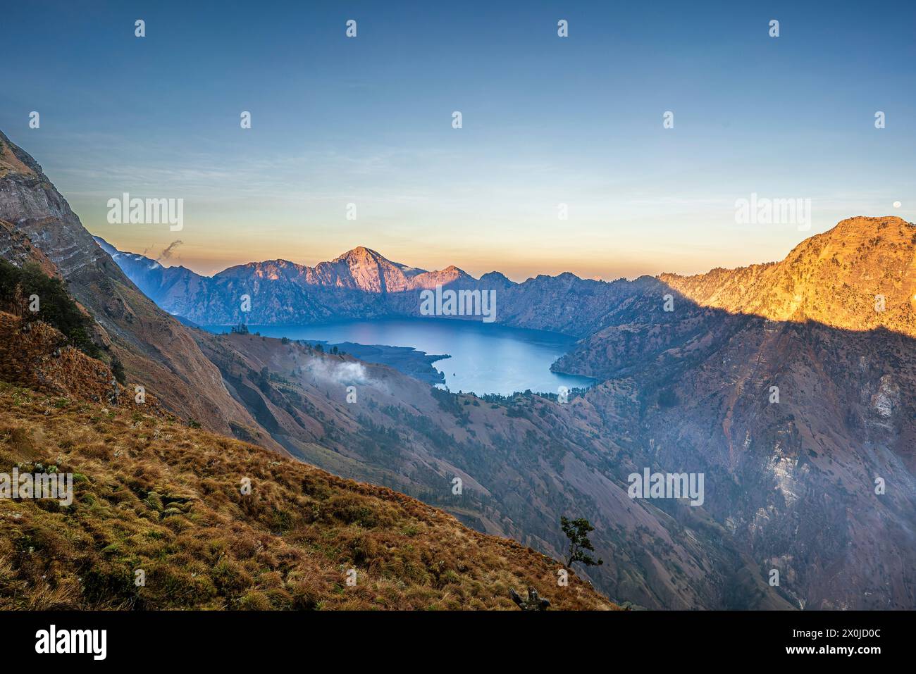 Fai trekking fino al vulcano Gunung Rinjani, alto 3726 metri, nel Parco Nazionale del Monte Rinjani, Lombok, Indonesia Foto Stock