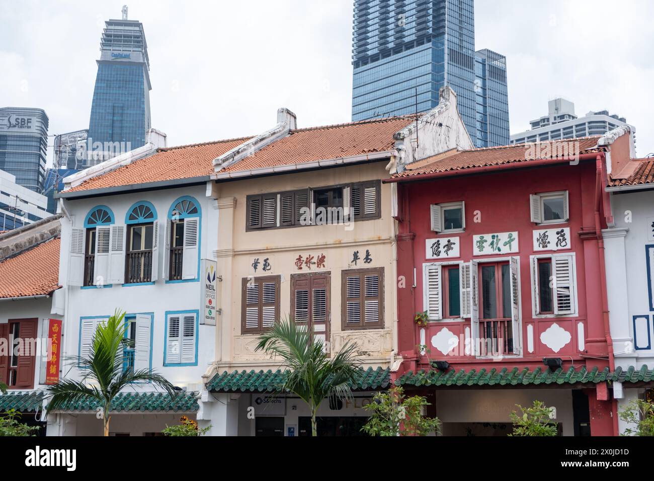 Singapore - 8 marzo 2024: Edificio colorato sulla South Bridge Road a Chinatown, che include la strada del cibo, negozi di souvenir e negozi tradizionali. È un Foto Stock