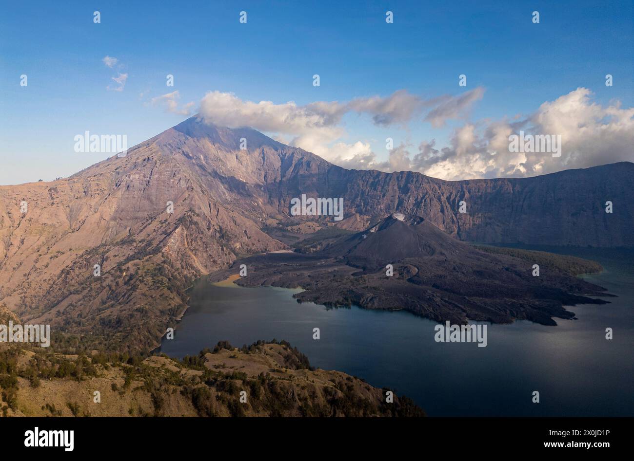 Fai trekking fino al vulcano Gunung Rinjani, alto 3726 metri, nel Parco Nazionale del Monte Rinjani, Lombok, Indonesia Foto Stock