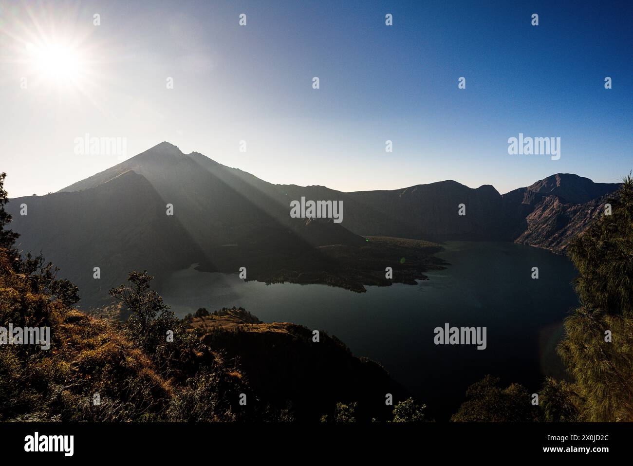 Fai trekking fino al vulcano Gunung Rinjani, alto 3726 metri, nel Parco Nazionale del Monte Rinjani, Lombok, Indonesia Foto Stock